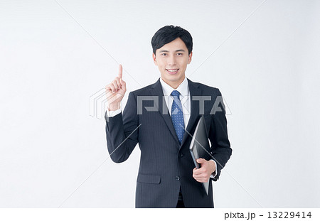 若いビジネスマン 若いビジネスマン 13229414
