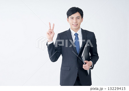 若いビジネスマン 13229415