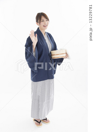 温泉旅行で浴衣を着た可愛い女性 13229781