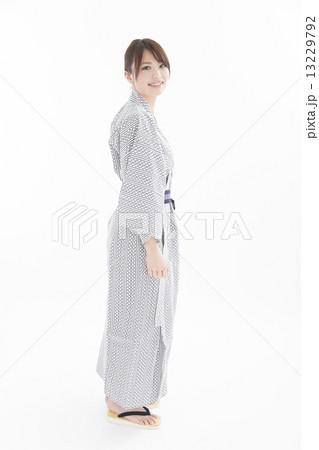 温泉旅行で浴衣を着た可愛い女性 温泉旅行で浴衣を着た可愛い女性 13229792