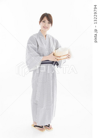 温泉旅行で浴衣を着た可愛い女性 温泉旅行で浴衣を着た可愛い女性 13229794