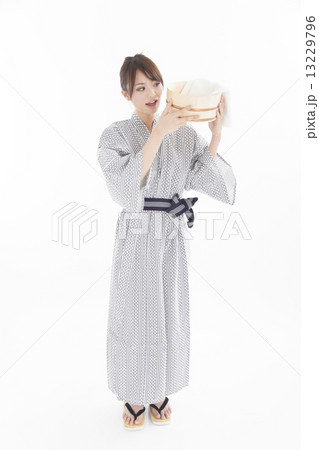 温泉旅行で浴衣を着た可愛い女性の写真素材