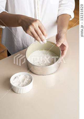 Hand flouring cake tray 13231620