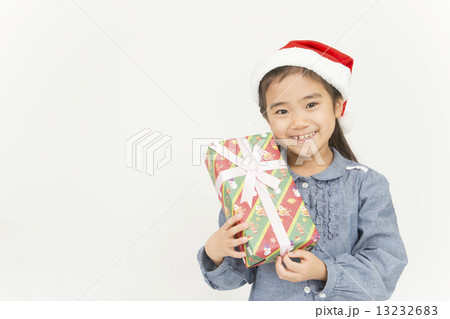 クリスマスプレゼントを持つ女の子 13232683