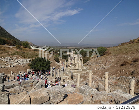 世界遺産　エフェス遺跡　クレステ通り遠景 13232979