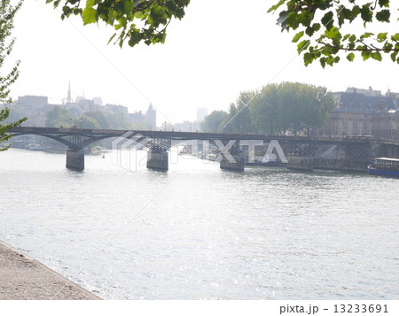 パリのセーヌ川に架かる橋 13233691