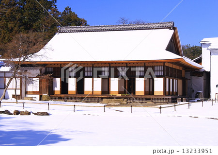 槻御殿（彦根城）楽々園の雪景色 13233951