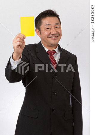 イエローカードを出すビジネスマン 13235037