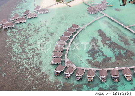 風景 (モルディブ モルジブ サンゴ 空撮 珊瑚 リゾート 水上コテージ) 風景 (モルディブ モルジブ サンゴ 空撮 珊瑚 リゾート 水上コテージ) 13235353