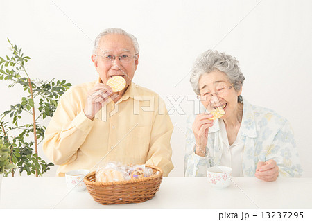 おせんべいを食べるシニア　 13237295