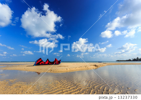Kite on the beach 13237330