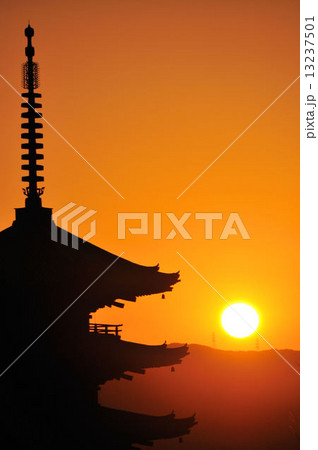 東山の夕景 13237501