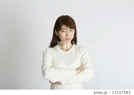 怒っている若い女性 怒っている若い女性 13237983