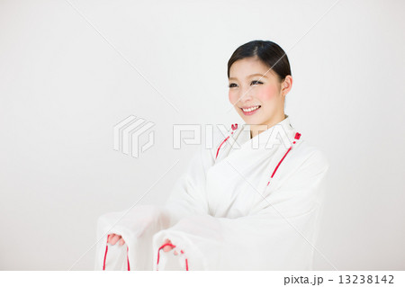 巫女姿の笑顔の若い女性 巫女姿の笑顔の若い女性 13238142
