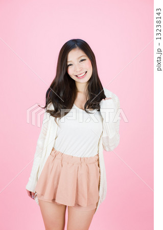 笑顔の若い女性 笑顔の若い女性 13238143
