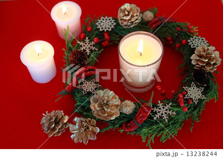 クリスマス リースとキャンドル クリスマス リースとキャンドル 13238244