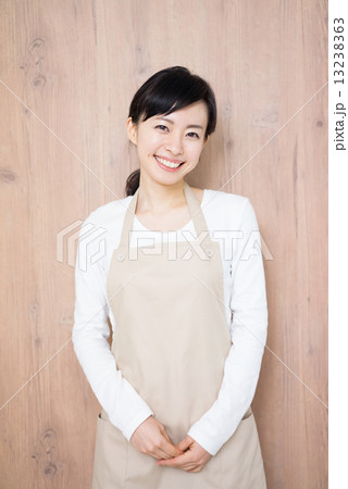 エプロンをした女性 エプロンをした女性 13238363