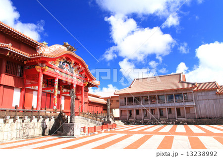 8月沖縄 首里城・正殿と南殿 13238992