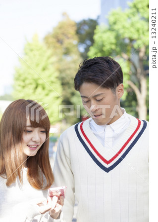 カップル ポートレート  スマホを見ながら会話 カップル ポートレート  スマホを見ながら会話 13240211