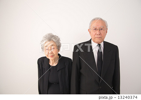 喪服姿のシニア 13240374