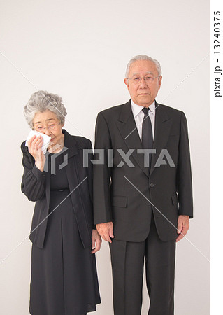 喪服姿のシニア 13240376