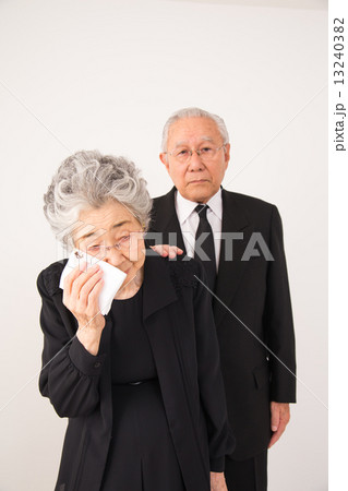 喪服姿のシニア 13240382