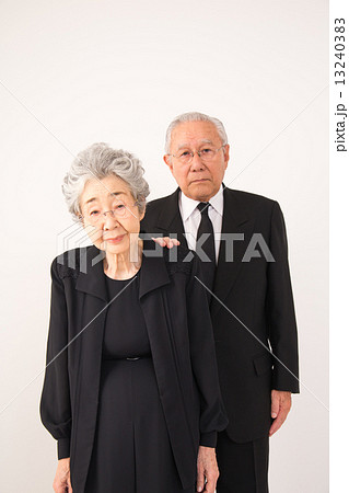 喪服姿のシニア 13240383