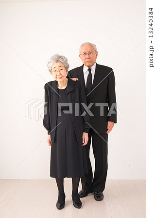 喪服姿のシニア 13240384