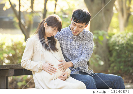 妊婦さんと夫 13240875