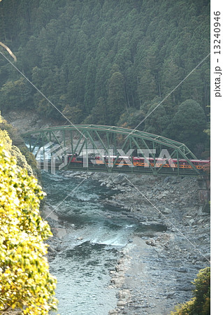 嵯峨野観光鉄道のトロッコ列車と鉄橋 13240946