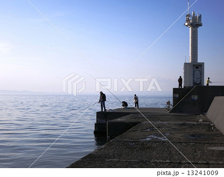 岸壁で釣りをする人たち 岸壁で釣りをする人たち 13241009