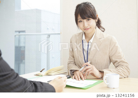 会議室の女性 13241156