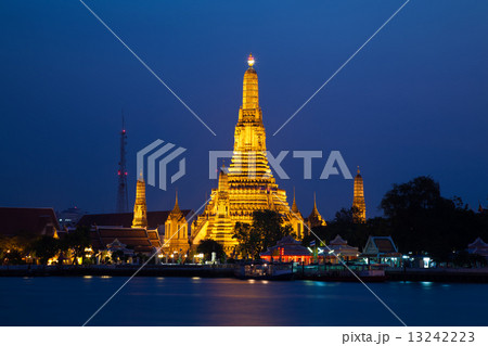 Wat Arun, The Temple of Dawn, at twilight, view across river. Ba Wat Arun, The Temple of Dawn, at twilight, view across river. Ba 13242223