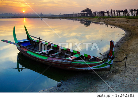 Wooden boat in Ubein Bridge at sunrise, Mandalay, Myanmar 13242383