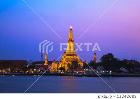 Wat Arun, The Temple of Dawn, at twilight, view across river. Ba 13242685