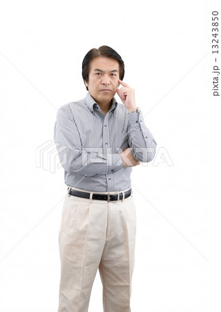 カジュアルウェアー姿の中年男性の白抜きポーズ 13243850