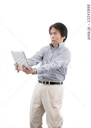 カジュアルウェアー姿の中年男性の白抜きポーズ 13243898