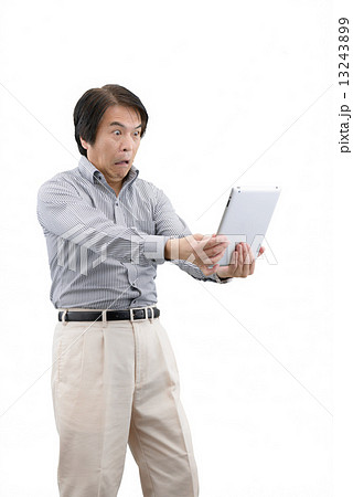 カジュアルウェアー姿の中年男性の白抜きポーズ 13243899