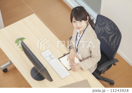 オフィスの女性 13243928