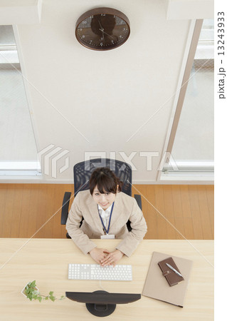 オフィスの女性 13243933