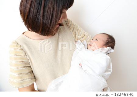 笑顔で赤ちゃんを抱っこする母親 13246340
