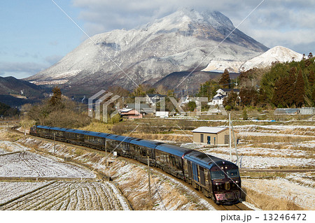 冬の由布岳とクルーズトレイン「ななつ星」（JR九州） 13246472