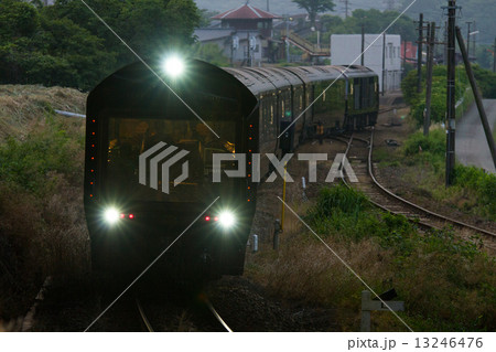 推進運転をするクルーズトレイン「ななつ星」（JR九州） 13246476