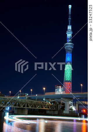 東京スカイツリー 光の三原色ライトアップ 青 緑 赤 の写真素材