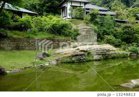 円覚寺・妙香池と虎頭岩 13248813
