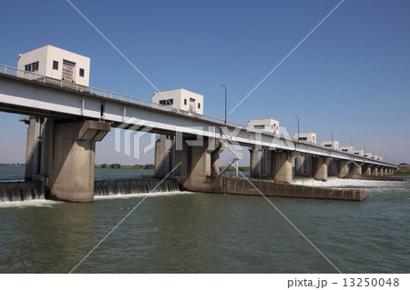 利根川に架かる利根大堰 利根川に架かる利根大堰 13250048