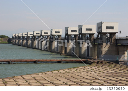 利根川に架かる利根大堰 利根川に架かる利根大堰 13250050