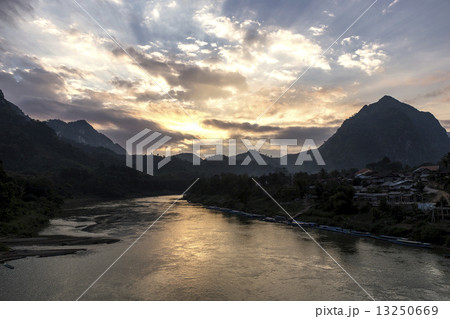 ラオスノンキャウのナムウー川の夕日 ラオスノンキャウのナムウー川の夕日 13250669