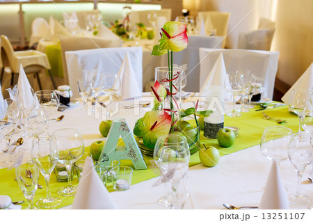 Elegant table set in white and green with apples for wedding par Elegant table set in white and green with apples for wedding par 13251107