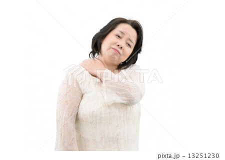 カジュアルウェアー姿の中年女性の白抜きポーズ カジュアルウェアー姿の中年女性の白抜きポーズ 13251230